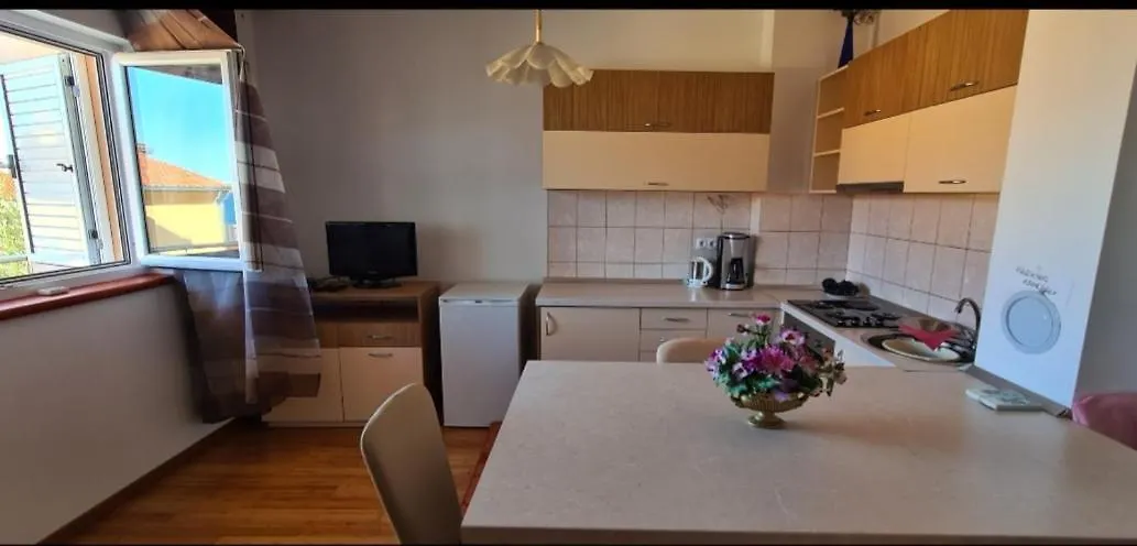Apartmani Gizela Donji Seget 0*,