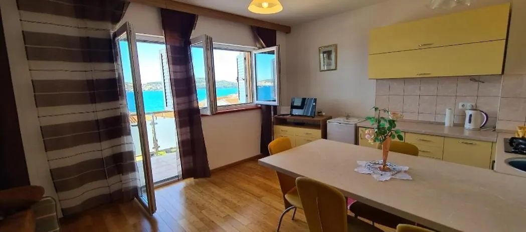 Guest house Apartmani Gizela Seget Donji